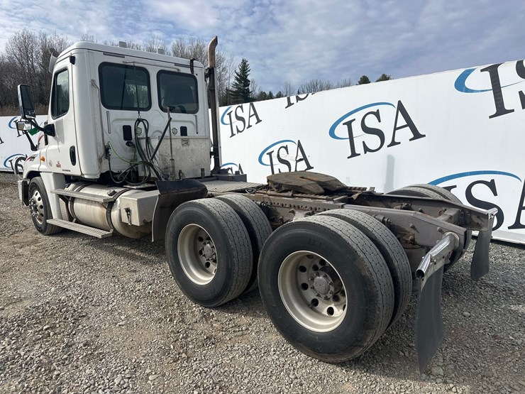 2014-massey-ferguson-8-image-3