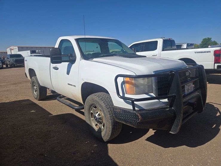 2011-gmc-sierra-2500-image-2