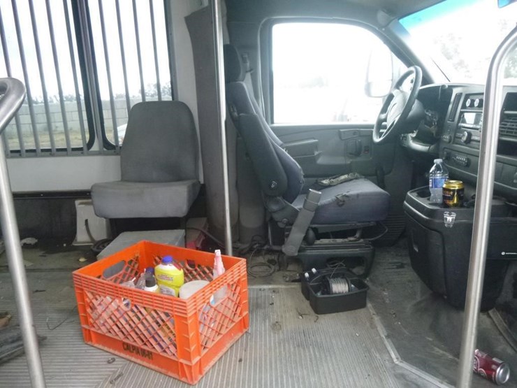 2009-chevrolet-3500-image-13