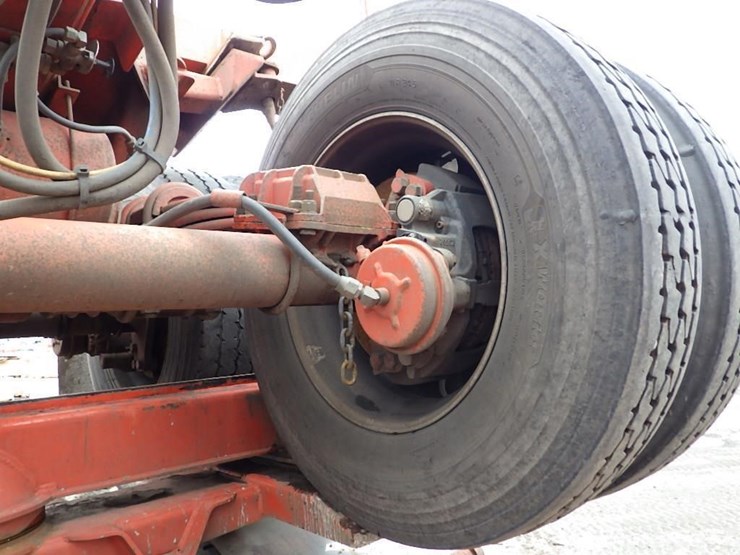 2016-peterbilt-3-axle-logging-truck-image-18