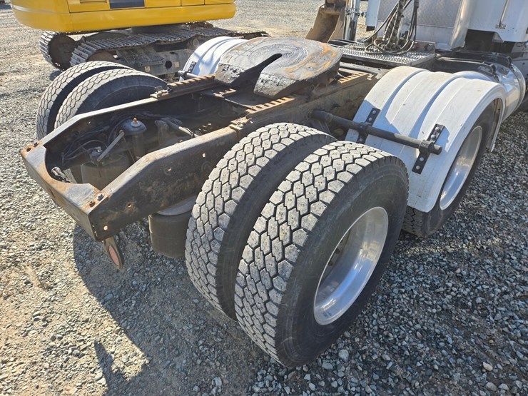 2013-peterbilt-386-image-23