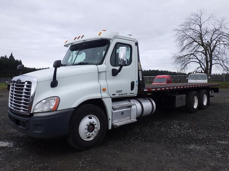 2012-freightliner-cascadia-125-image-1