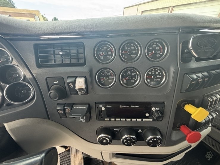 2022-peterbilt-567-image-37
