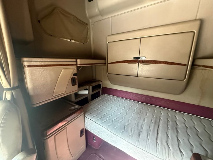 #1262-•-2004-international-9400i-6x4-sleeper-cab-truck-tractor-image-62