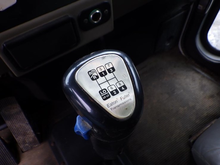 2005-peterbilt-pb330-22'-t/a-fuel-lube-truck-image-83