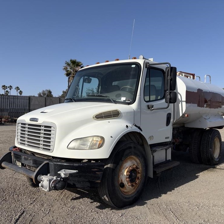 2010 FREIGHTLINER M2 106