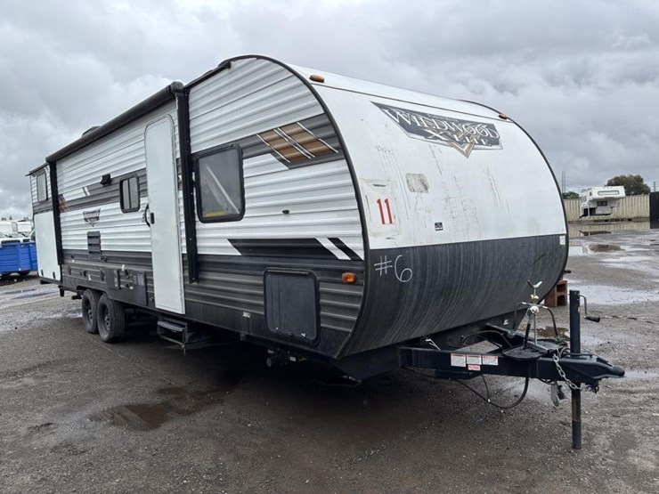 2020-wildwood-wdt282qbxl-ca-travel-trailer-image-2