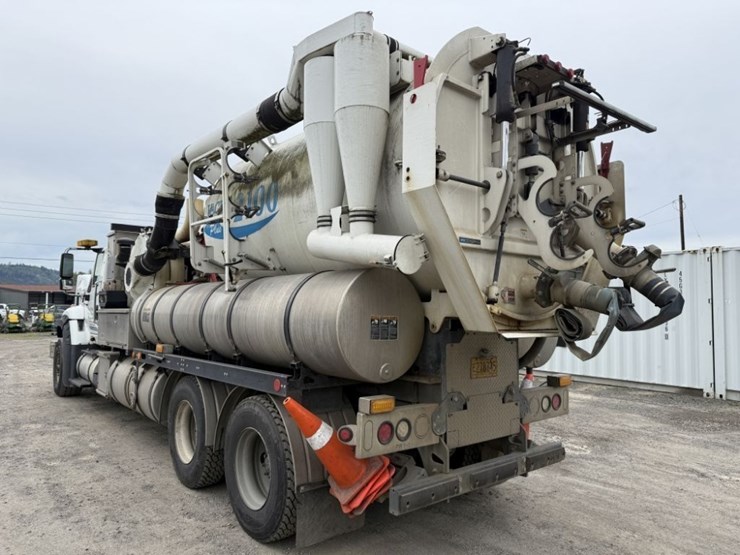 2012-international-7600-image-6