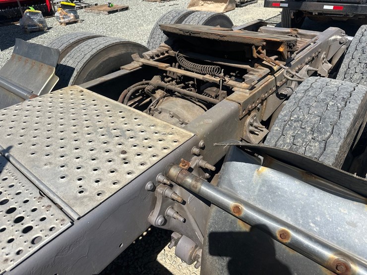 2014-massey-ferguson-8-image-23