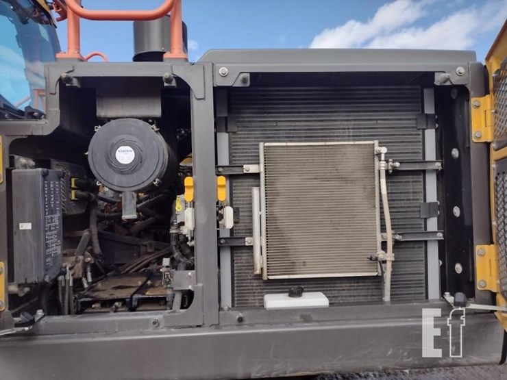 2020-volvo-ec220e-lr-image-41