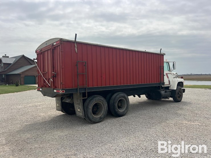 1977-ford-800-image-5