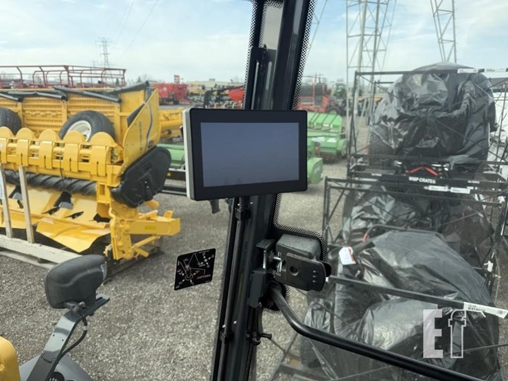 2023-deere-244l-image-23