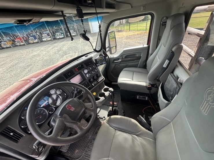 2019-kenworth-t880-image-35