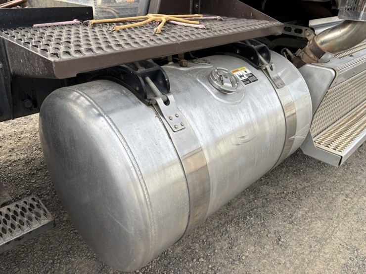 2022-peterbilt-567-image-31