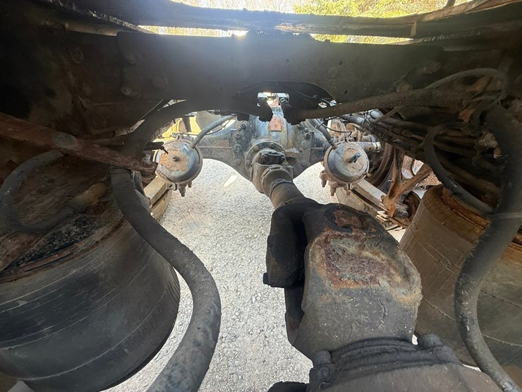 #1262-•-2004-international-9400i-6x4-sleeper-cab-truck-tractor-image-50