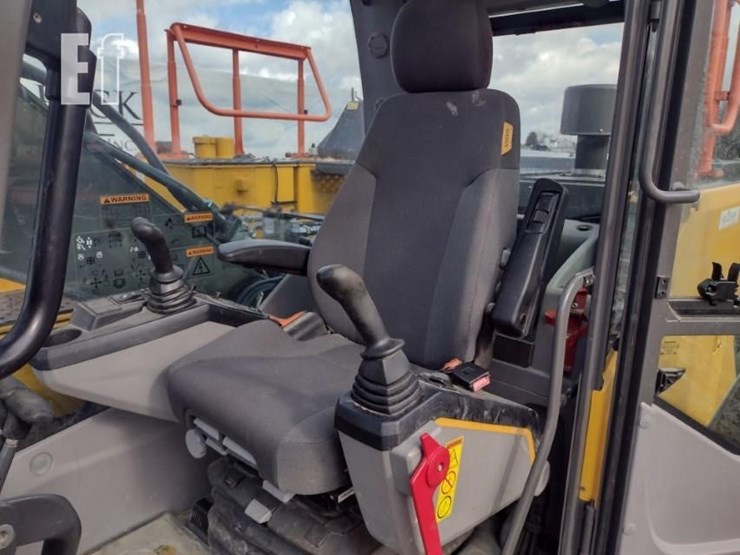 2020-volvo-ec220e-lr-image-12