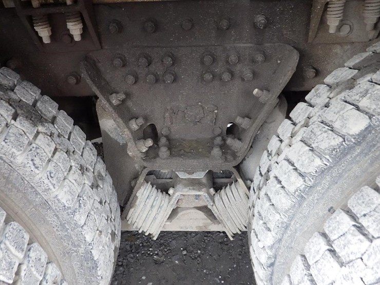 2005-peterbilt-pb330-22'-t/a-fuel-lube-truck-image-60