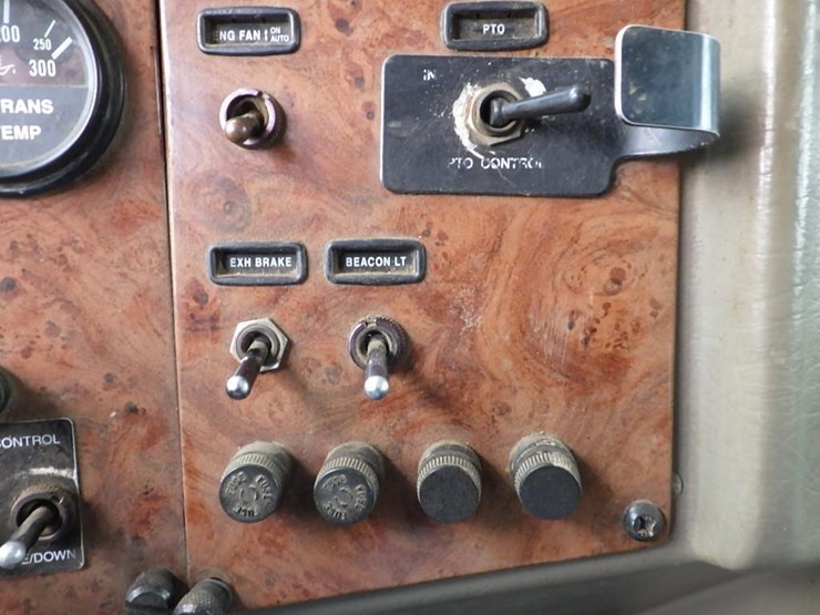 2005-peterbilt-pb330-22'-t/a-fuel-lube-truck-image-77