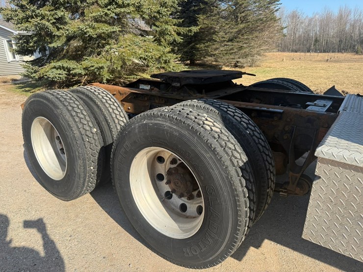 #1262-•-2004-international-9400i-6x4-sleeper-cab-truck-tractor-image-45