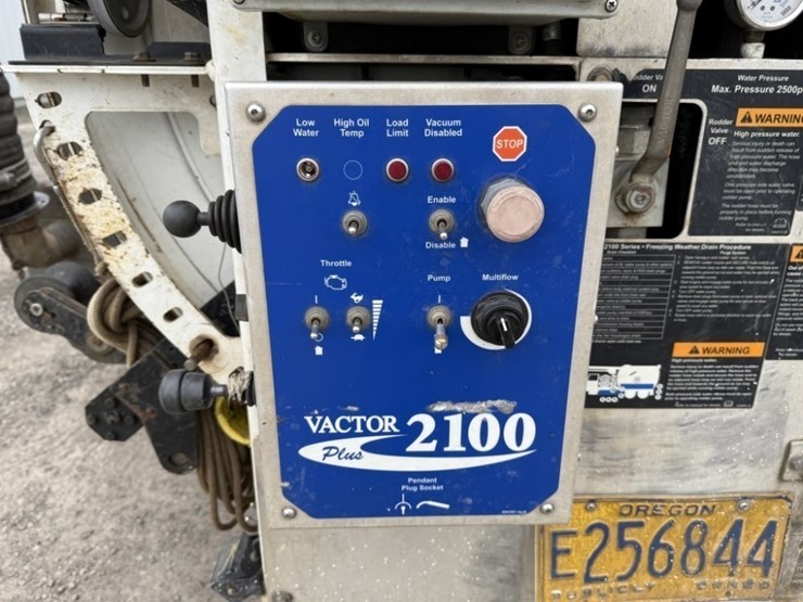 2012-international-7600-image-9