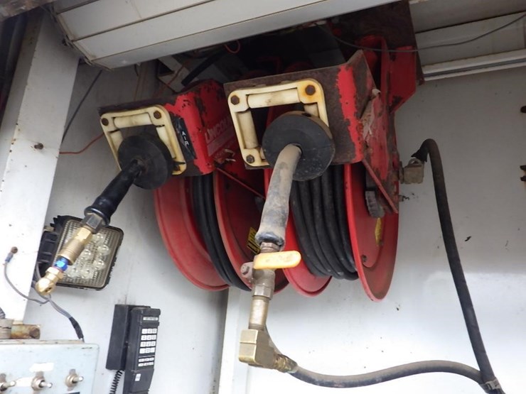 2005-peterbilt-pb330-22'-t/a-fuel-lube-truck-image-11