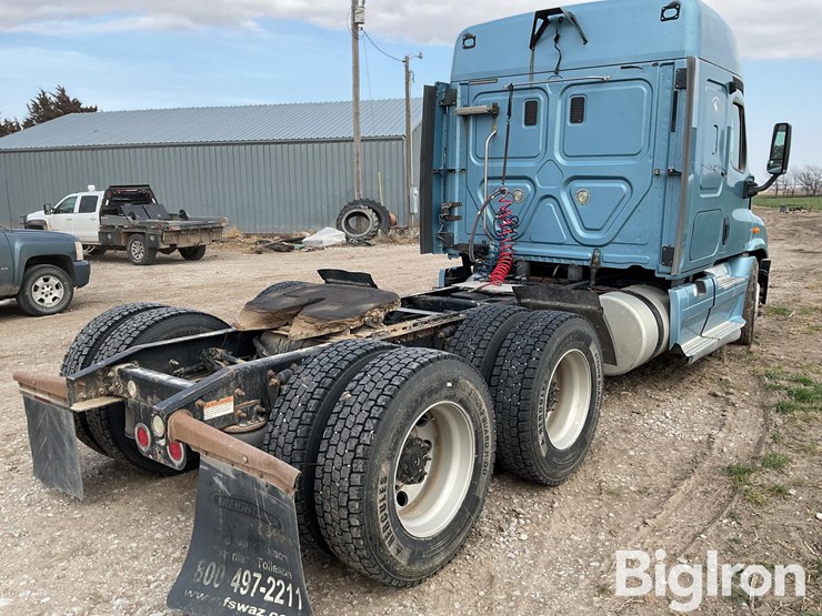 2012-freightliner-cascadia-113-image-5