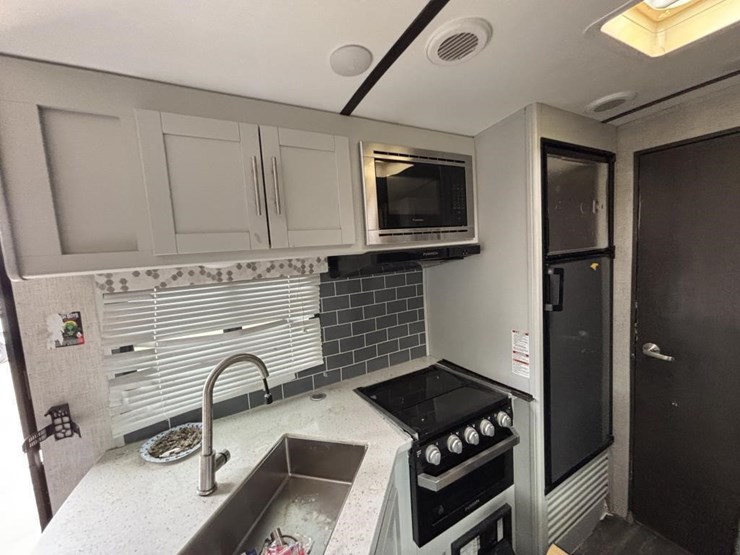 2020-premier-bl19fbpr20-travel-trailer-image-32