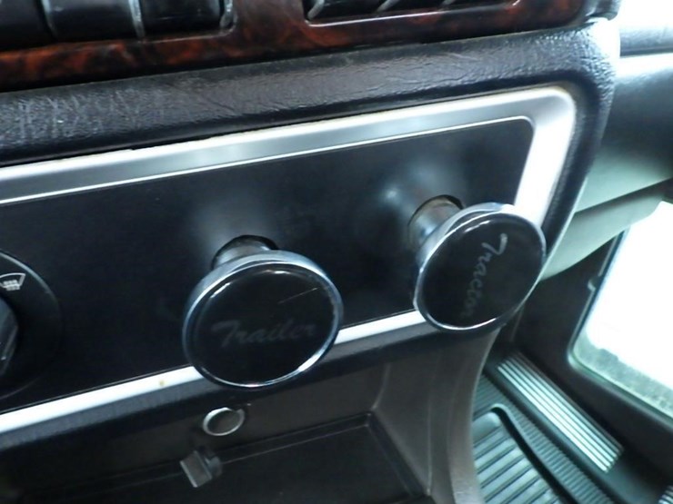 2016-kenworth-w900-image-99