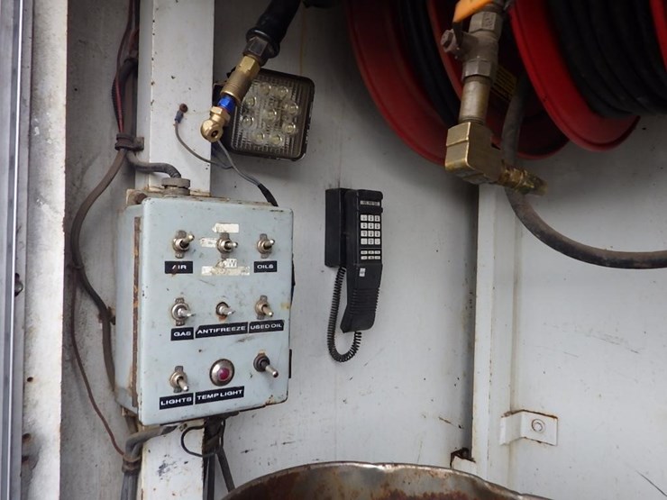 2005-peterbilt-pb330-22'-t/a-fuel-lube-truck-image-14