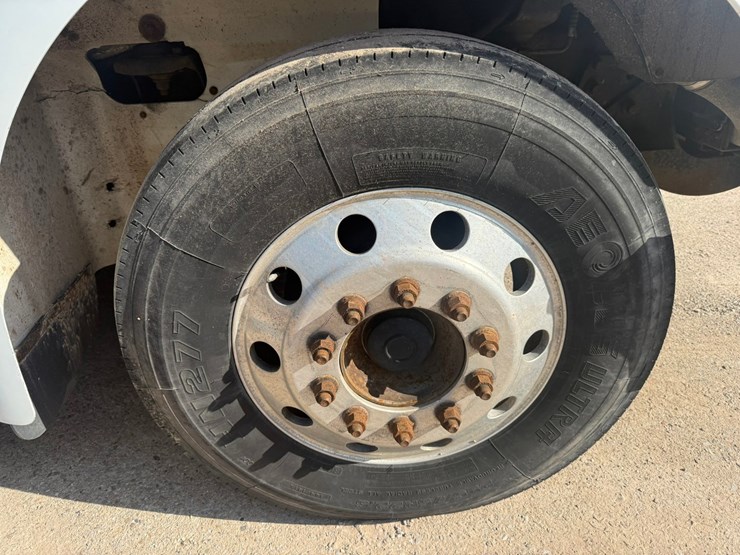 #1262-•-2004-international-9400i-6x4-sleeper-cab-truck-tractor-image-88