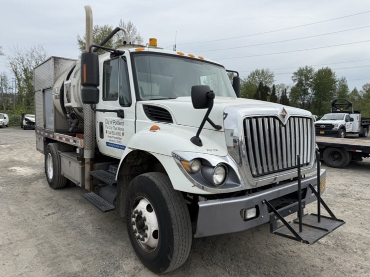 2013-international-7400-image-2