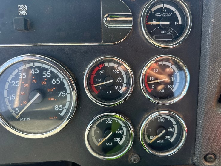 2014-massey-ferguson-8-image-33