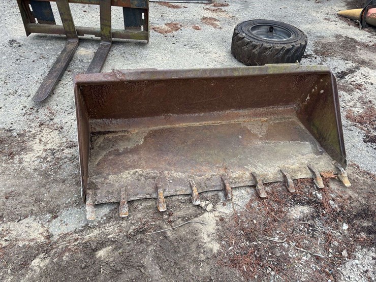 tooth-bucket-for-skid-steer-image-1