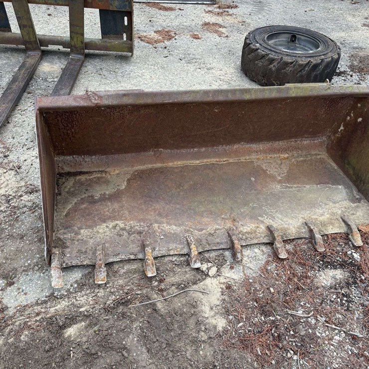 Tooth Bucket for Skid Steer