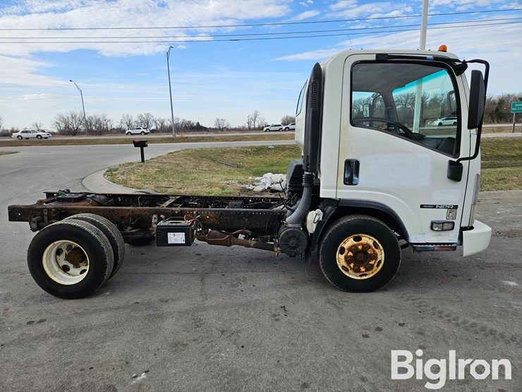 2015-isuzu-npr-image-4