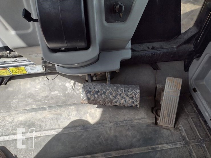 2011-caterpillar-525c-image-11