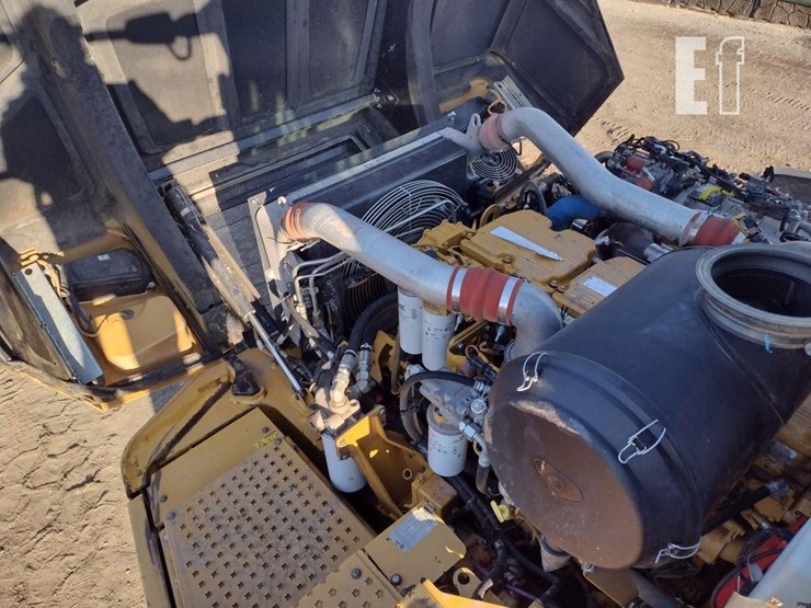 2019-caterpillar-745-image-38