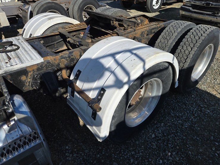 2013-peterbilt-386-image-25