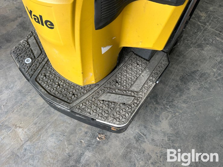 yale-mpe060lvhn24t2736-electric-ride-on-pallet-jack-image-9