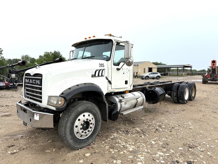 2009-mack-granite-gu713-image-1