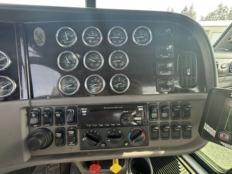 2018-peterbilt-367-image-32