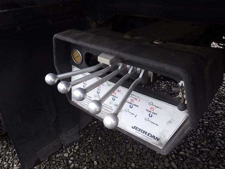 2012-freightliner-cascadia-125-image-11