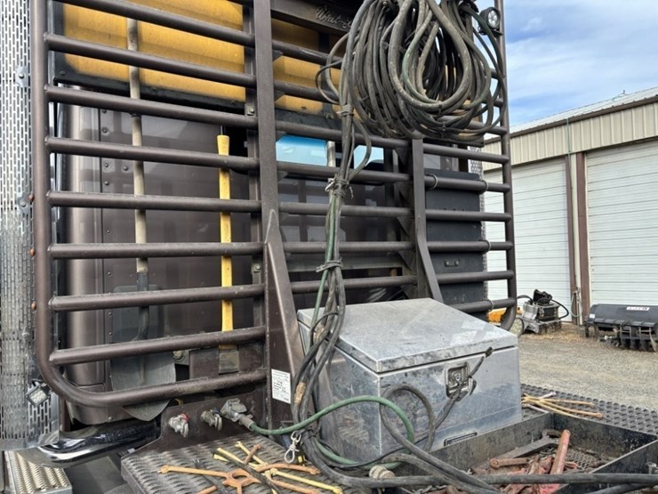 2022-peterbilt-567-image-25