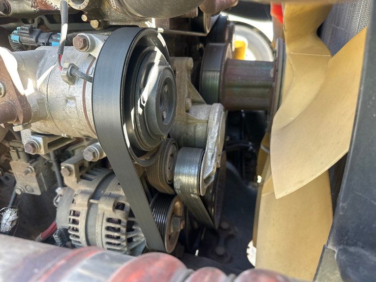2014-massey-ferguson-8-image-52