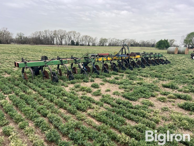 16r30-strip-tiller-image-7