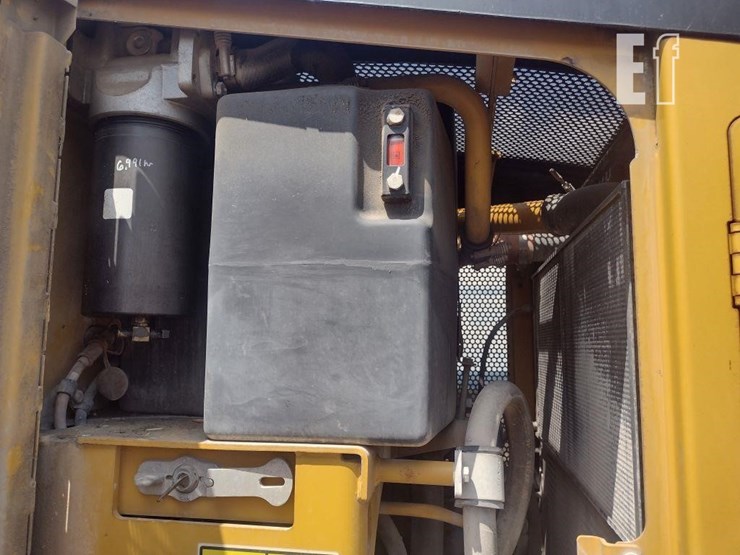 2010-caterpillar-120m-image-45