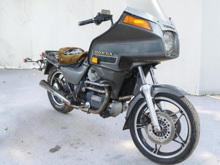1983-honda-gl650-silver-wing-motorcycle-image-2