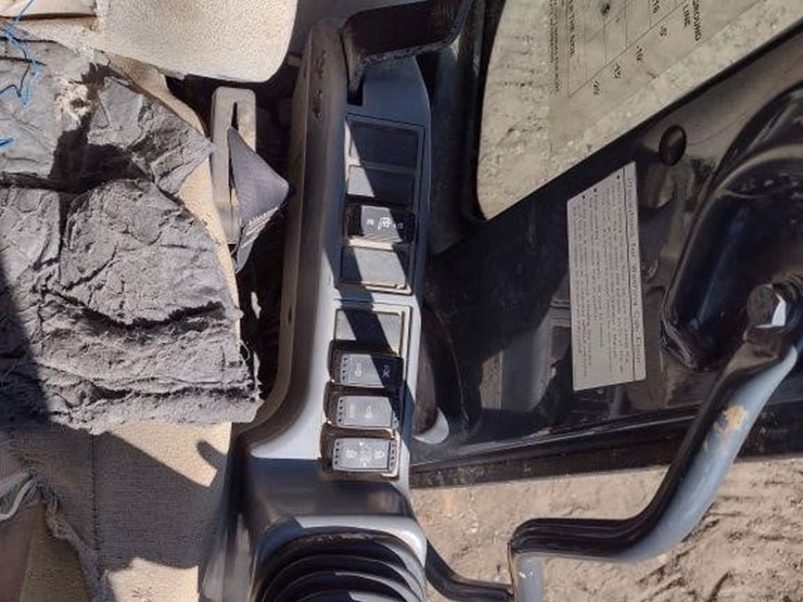 2014-deere-245g-lc-image-10