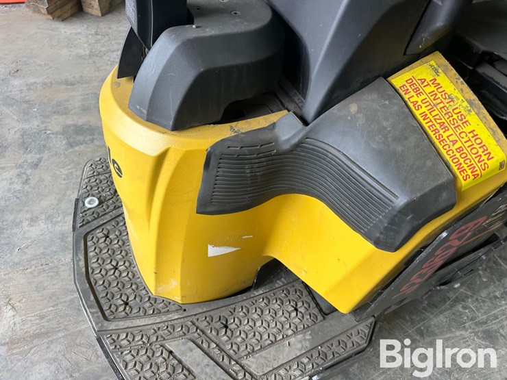 yale-mpe060lvhn24t2736-electric-ride-on-pallet-jack-image-19