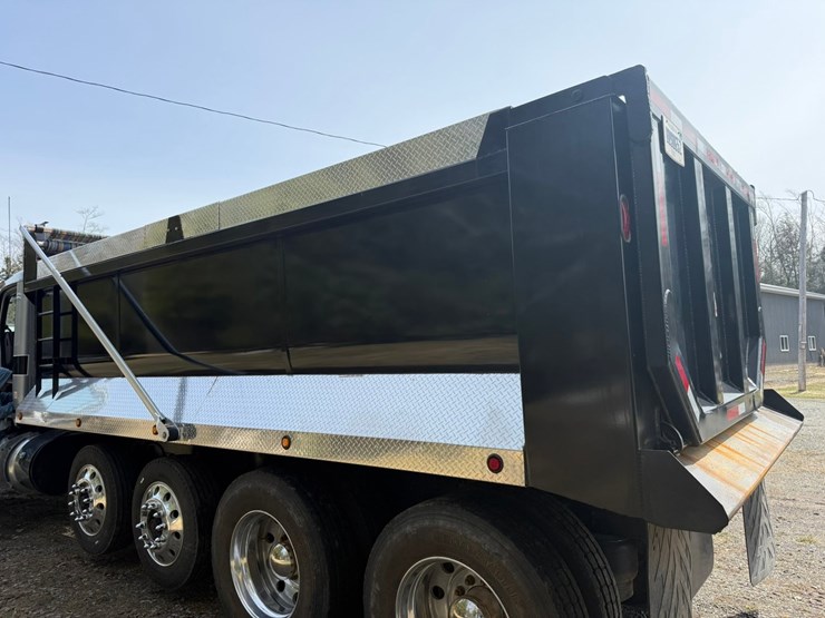 2015-peterbilt-579-image-45